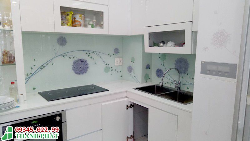 kính hoa văn ốp bếp in hoa màu tím